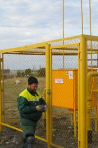 alt="Специалист по газификации проверяет газовый узел на объекте в Омской области"