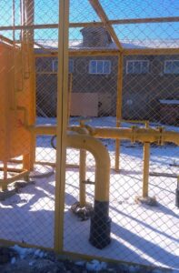 alt="Газовый узел в зимний период — оборудование для подключения дома к магистральному газу в Омской области"