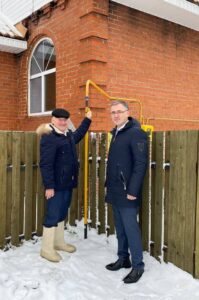 alt="Специалист ogs55.ru и клиент после успешной газификации частного дома в Омской области зимой"